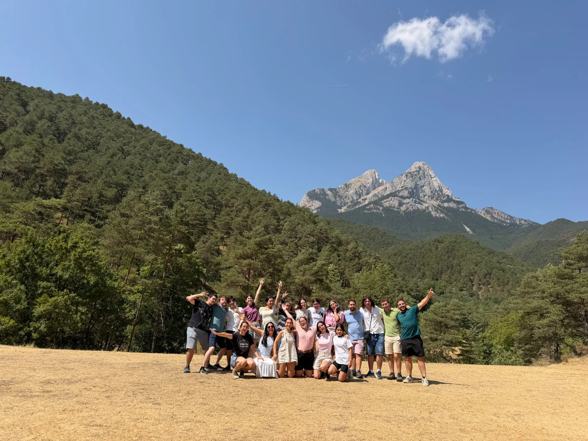 Joves de la comunitat celebrant junts durant unes convivències a la muntanya
