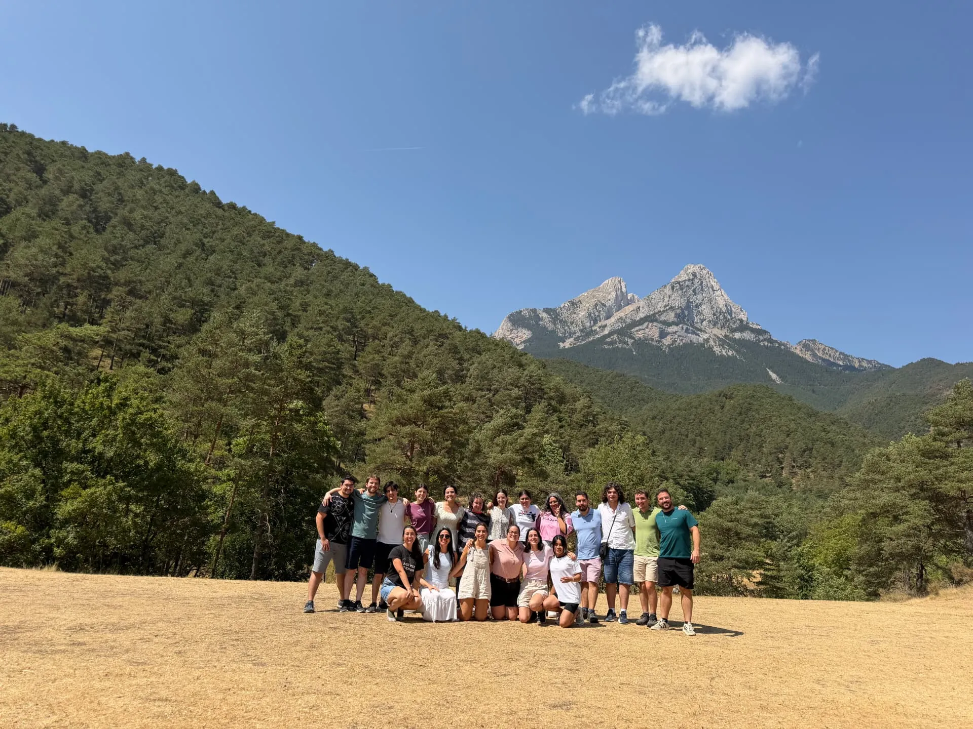 Foto de grup de la comunitat de joves a la muntanya
